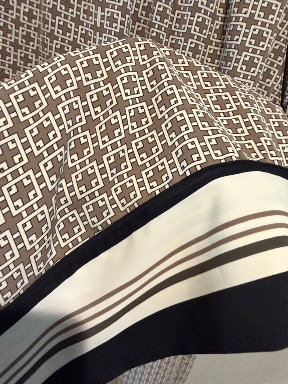 Gorgeous Abercrombie & Fitch Tan Patterned Wide-Leg Pants with Contrast Hem - Picture 2 of 5